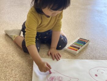 大きな紙にお絵描き（ばら組）