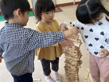 カプラで高く積み上げて遊んだよ（ばら組）