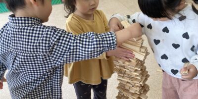 カプラで高く積み上げて遊んだよ（ばら組）