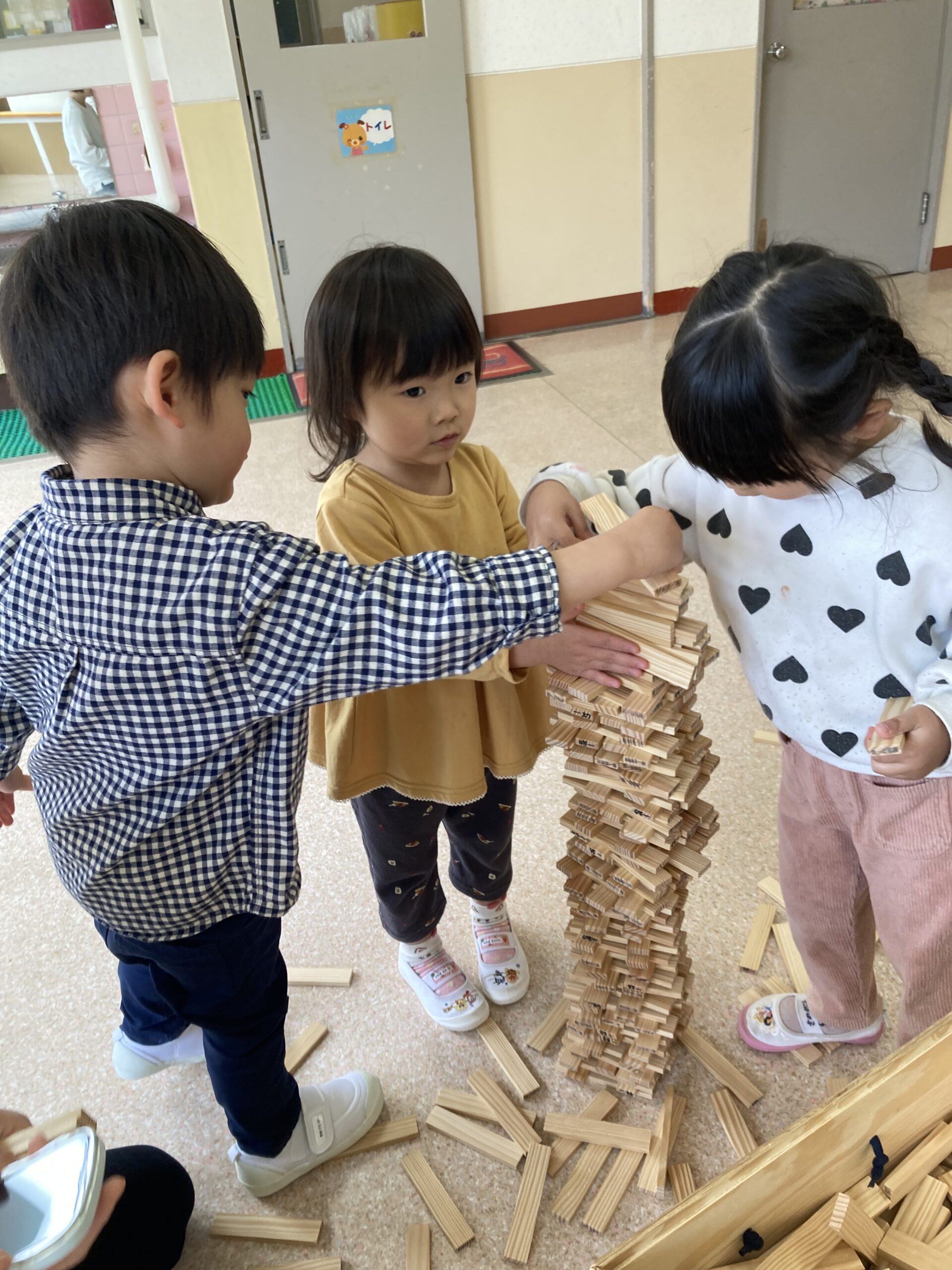 カプラで高く積み上げて遊んだよ（ばら組）