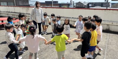 2階のテラスでも遊べるよ（さくら組）