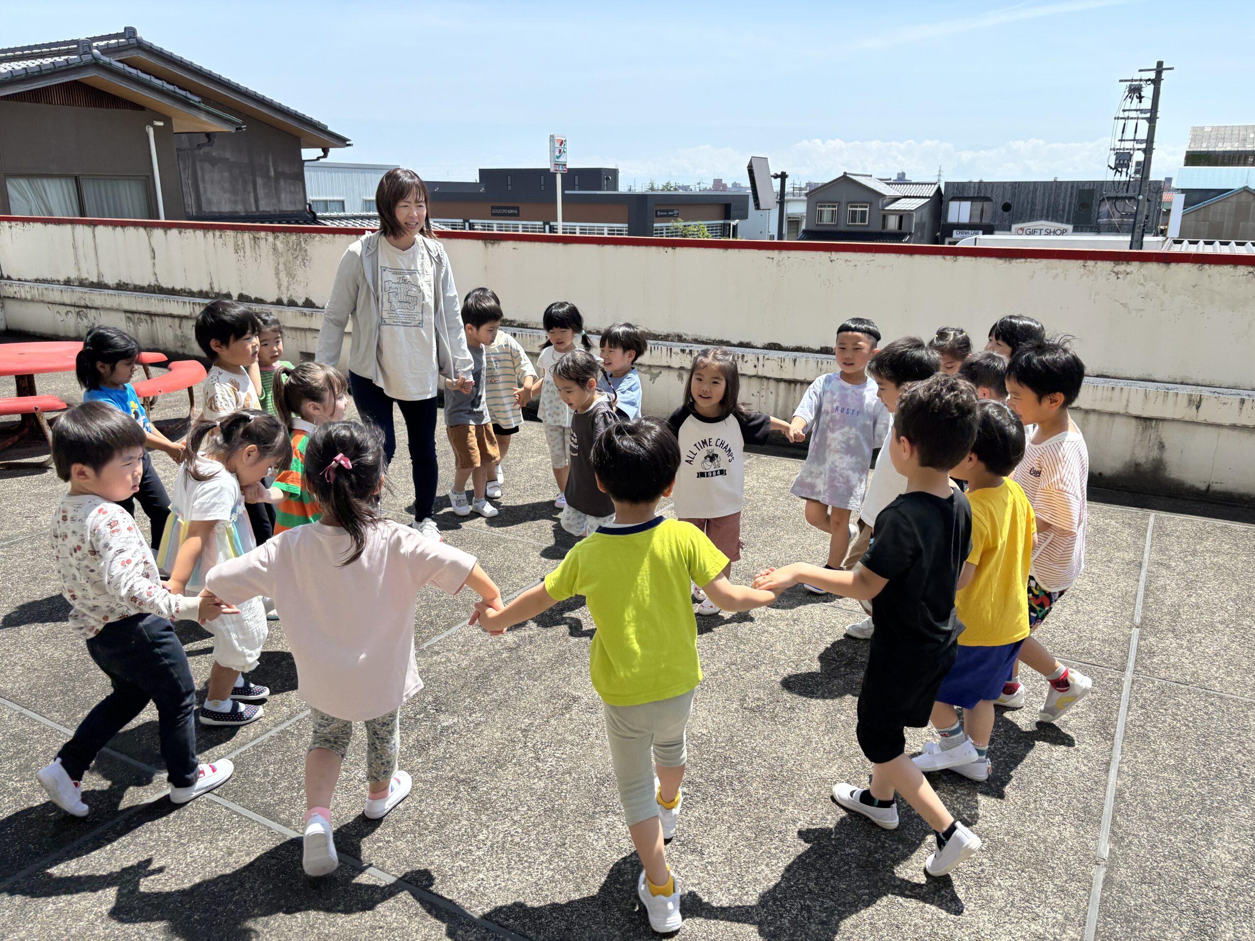2階のテラスでも遊べるよ（さくら組）