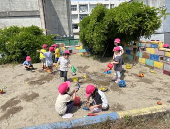 広い砂場で遊ぶの楽しい（ばら組）