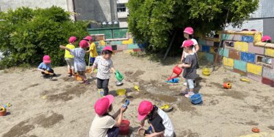 広い砂場で遊ぶの楽しい（ばら組）