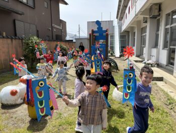 作ったこいのぼりで遊んだよ（さくら組）