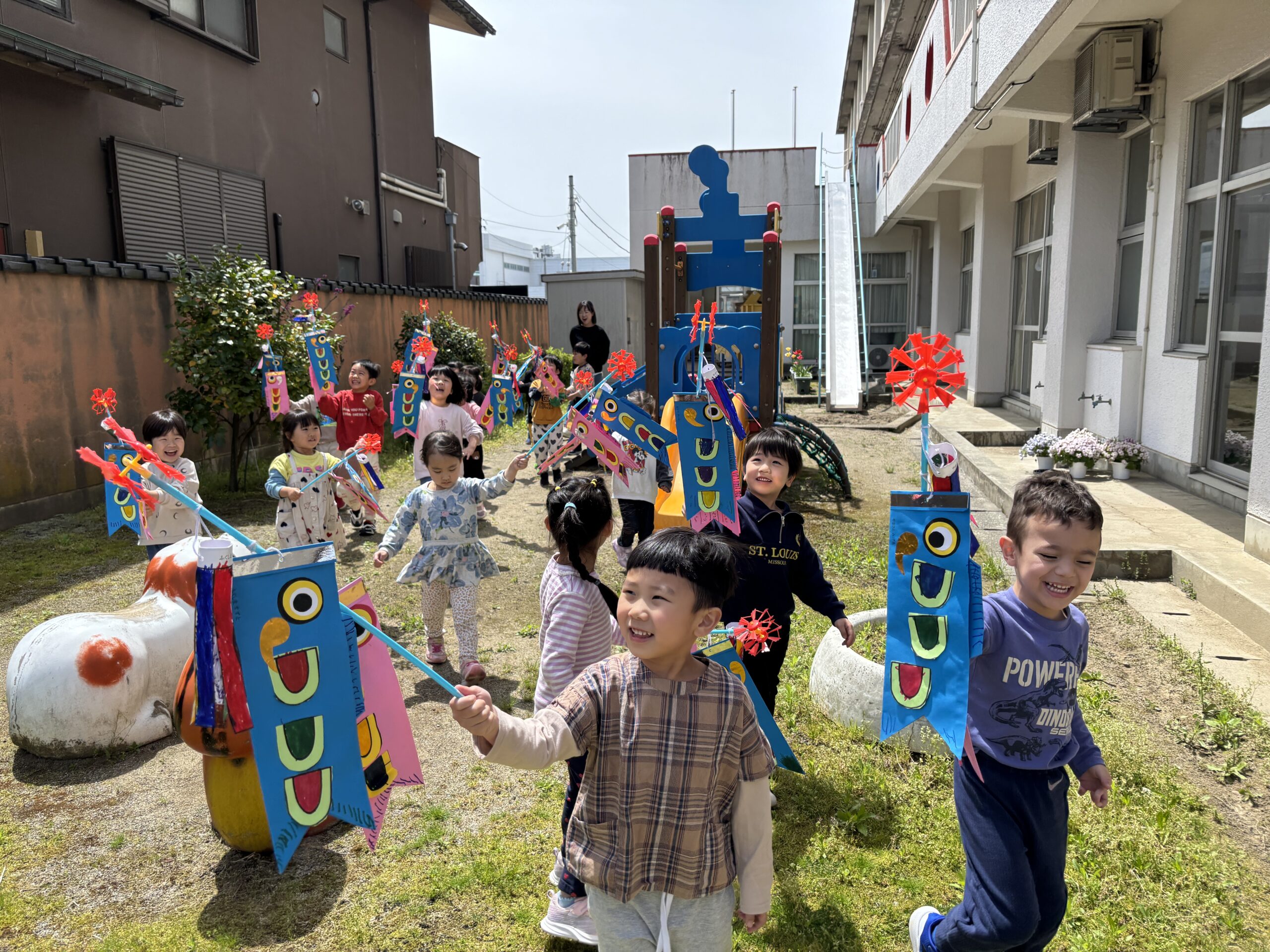 作ったこいのぼりで遊んだよ（さくら組）